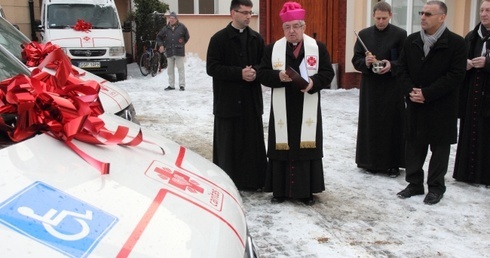Poświęcenia nowych aut dokonał arcybiskup Sławoj Leszek Głódź