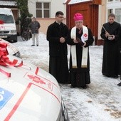 Poświęcenia nowych aut dokonał arcybiskup Sławoj Leszek Głódź