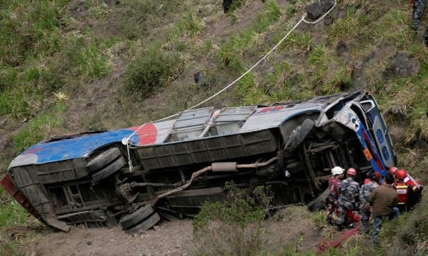 Autobus spadł w przepaść, 13 zabitych