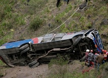 Autobus spadł w przepaść, 13 zabitych