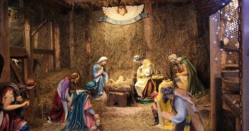 W zbudowanej obok kościoła szopie Świętą Rodzinę otaczają zagrody z owieczkami i ptactwem