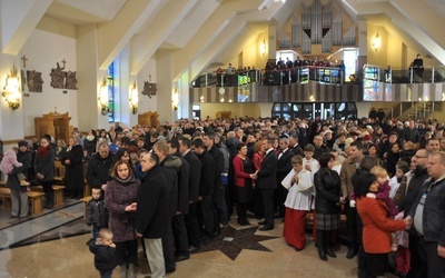 Pary małżeńskie podczas przyrzeczeń