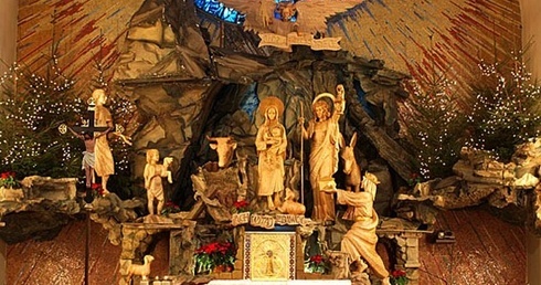 Bożonarodzeniowa szopka z figurami autorstwa Andrzeja Borgła z Czechowic-Dziedzic