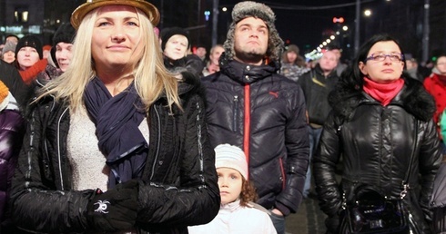 Nowy Rok warszawiacy witają na plenerowej imprezie na pl. Konstytucji. Dobrej zabawie sprzyja łagodna aura i gorące rytmy płynące ze sceny, na której wystepują gwiazdy polskiej estrady.