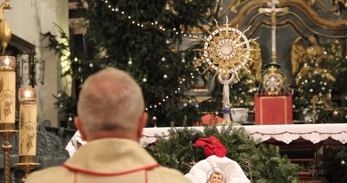 Bp Andzrej F. Dziuba przed Najświętszym Sakramentem