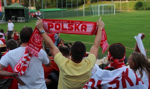 Bielscy kibice dopingujący polską reprezentację podczas pierwszego meczu Euro 2012