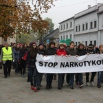 Młodzi po wypadku w Kozach w milczeniu przemaszerowali ulicami Bielska-Białej protestując przeciwko narkotykom