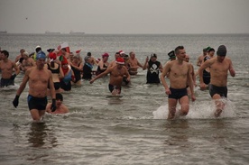 Tradycyjnie gdańskie morsy powitały nowy rok na plaży