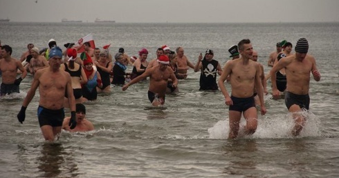 Tradycyjnie gdańskie morsy powitały nowy rok na plaży