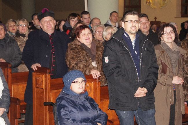 - Wspólne kolędowanie jednoczy nas i czyni bardziej rodziną - podkreślał w czasie ciechanowskiego kolędowania rodzin ks. Jan Jóźwiak, proboszcz u Matki Bożej Fatimskiej