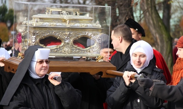 Procesja z relikwiami św. Wiktorii ulicami Łowicza