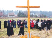 Na łąkach Owczej Góry w Kłodzku pojawiło się kilkudziesięciu przyszłych parafian