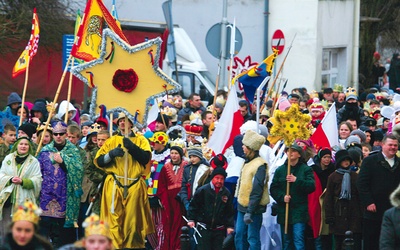  W ubiegłorocznych Orszakach Trzech Króli, zorganizowanych na terenie diecezji legnickiej,  uczestniczyło kilkanaście tysięcy osób. Na zdjęciu orszak w Nowogrodźcu