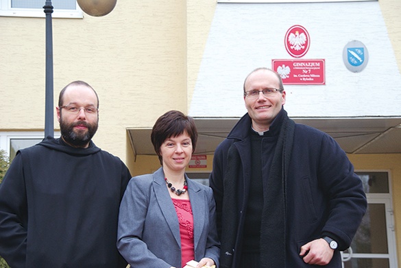 Ojciec Andrzej, benedyktyn z Tyńca (z lewej), nauczycielka Gimnazjum nr 7 Anna Prusko i ojciec Walter, misjonarz z Peru 