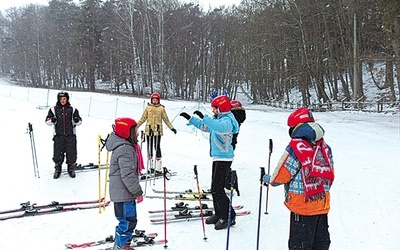  Dzieci uczą się pomagać innym. Ci, którzy lepiej jeżdżą na nartach czy łyżwach, wspierają mniej doświadczonych kolegów i koleżanki 
