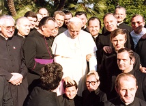  To zdjęcie wiele osób uważa za swoiste proroctwo. Jest wspomnieniem pielgrzymki duszpasterzy akademickich  na Watykan. Prawa ręka Jana Pawła II na głowie ks. Tomasika miała być zapowiedzią sakry