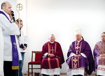 Podczas Eucharystii rozpoczynającej jubileusz, której przewodniczył bp Adam Odzimek, proboszcz ks. Stanisław Kosowicz przypomniał historię parafii