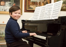 Ośmioletni Wiktor, choć gra na fortepianie dopiero od dwóch lat, ma szansę podbić pianistyczny świat