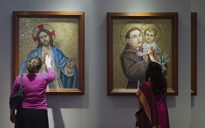 24.12.2012. Dubaj. Zjednoczone Emiraty Arabskie. Dwie kobiety modlą się przed obrazami w katolickim kościele Najświętszej Maryi Panny w Wigilię Bożego Narodzenia. 