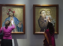 24.12.2012. Dubaj. Zjednoczone Emiraty Arabskie. Dwie kobiety modlą się przed obrazami w katolickim kościele Najświętszej Maryi Panny w Wigilię Bożego Narodzenia. 