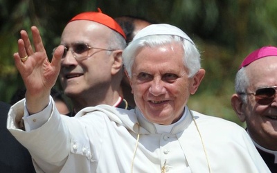 Watykan: tłumy na spotkaniach z papieżem 