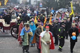 Trzej królowie przywiedli orszak rypinian do stajenki przy kościele parafii pw. św. Stanisława Kostki