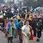 Trzej królowie przywiedli orszak rypinian do stajenki przy kościele parafii pw. św. Stanisława Kostki