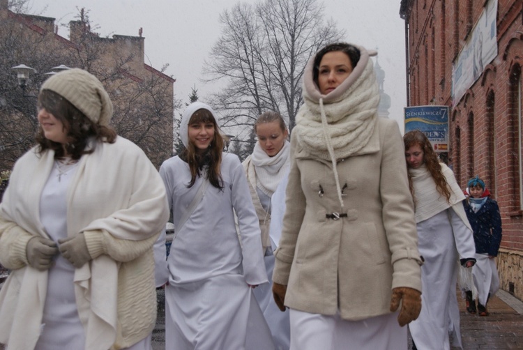 Tychy - orszak w padającym śniegu