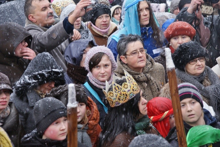 Tychy - orszak w padającym śniegu