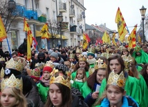 Orszak w Płocku zmierzający ul. Tumską do katedry