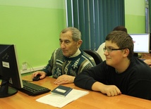 Gimnazjaliści uczą seniorów