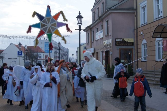 W święto Trzech Króli na ciechanowskim deptaku kolędowała młodzież z parafii farnej