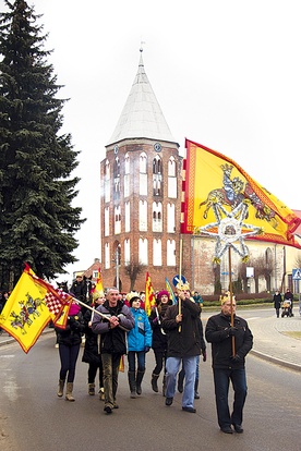 Pochód Trzech Króli w Miłakowie przemaszerował przez miasto do Domu Kultury 