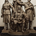 Jedna z wielu socrealistycznych rzeźb, jakie można spotkać w moskiewskim metrze