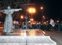 Uczestnicy marszu słuchali archiwalnych nagrań wystąpień Jana Pawła II