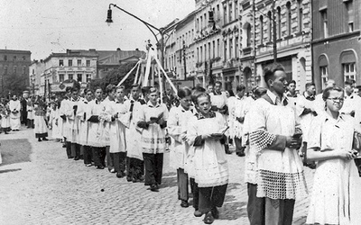  Alumni MSD w procesji Bożego Ciała we Wschowie w 1950 roku