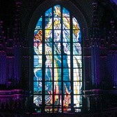  Rozświetlony witraż „Bóg Ojciec” projektu Stanisława Wyspiańskiego sprzyja modlitwie w krakowskim kościele franciszkanów 