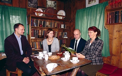 W domku Matki Ewy o jej życiu i książce opowiadali (od lewej) pastor Jan Kurko, Anna Seemann- -Majorek, Michał Staniszewski i autorka tekstu Hanna Paszko