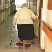 94-latkę usunięto z domu starców, bo zalegała z opłatami