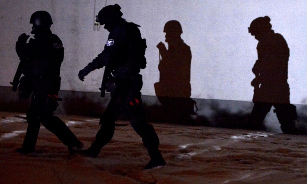 Podejrzany o morderstwo ostrzelał policjantów