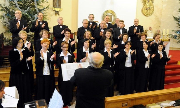 – Nasze kolędy są cudownym znakiem głębi polskiej duszy. Dziękujemy chórowi nauczycielskimi „Canto” z Przysuchy – mówił bp Henryk Tomasik