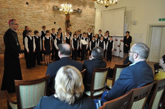 Chór Pueri et Puellae Cantores Plocenses śpiewał kolędy przed biskupem i członkami komitetu honorowego do spraw remontu katedry