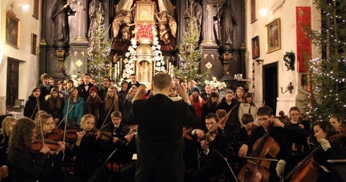 Koncert w Miedniewicach w wykonaniu Chóru i Orkiestry Państwowej Szkoły Muzycznej w Sochaczewie