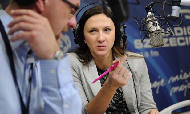 Monika Pyrek przy mikrofonie