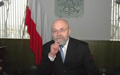 Stanisław Dąbrowski jest od 2010 r.  pierwszym prezesem Sądu Najwyższego i przewodniczącym Trybunału Stanu. W latach 1989–1991 wybrany z ramienia Komitetu Obywatelskiego, pełnił funkcję posła na sejm kontraktowy. Był współzałożycielem KIK w Siedlcach. Ma 65 lat.