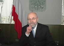 Stanisław Dąbrowski jest od 2010 r.  pierwszym prezesem Sądu Najwyższego i przewodniczącym Trybunału Stanu. W latach 1989–1991 wybrany z ramienia Komitetu Obywatelskiego, pełnił funkcję posła na sejm kontraktowy. Był współzałożycielem KIK w Siedlcach. Ma 65 lat.