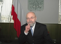 Stanisław Dąbrowski jest od 2010 r.  pierwszym prezesem Sądu Najwyższego i przewodniczącym Trybunału Stanu. W latach 1989–1991 wybrany z ramienia Komitetu Obywatelskiego, pełnił funkcję posła na sejm kontraktowy. Był współzałożycielem KIK w Siedlcach. Ma 65 lat.