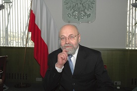 Stanisław Dąbrowski jest od 2010 r.  pierwszym prezesem Sądu Najwyższego i przewodniczącym Trybunału Stanu. W latach 1989–1991 wybrany z ramienia Komitetu Obywatelskiego, pełnił funkcję posła na sejm kontraktowy. Był współzałożycielem KIK w Siedlcach. Ma 65 lat.