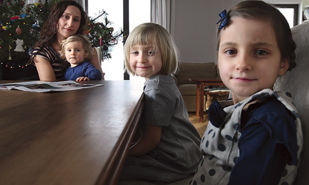  Ola Femiak jest psychologiem. Ma trzy córeczki: na kolanach najmłodsza Marysia, w środku Łucja i Laura. – Mamy siostrzyczkę, aniołka w niebie – mówią dziewczynki. – Ma na imię Róża