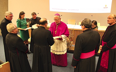 Arcybiskup Skworc wręcza dekrety członkom komisji